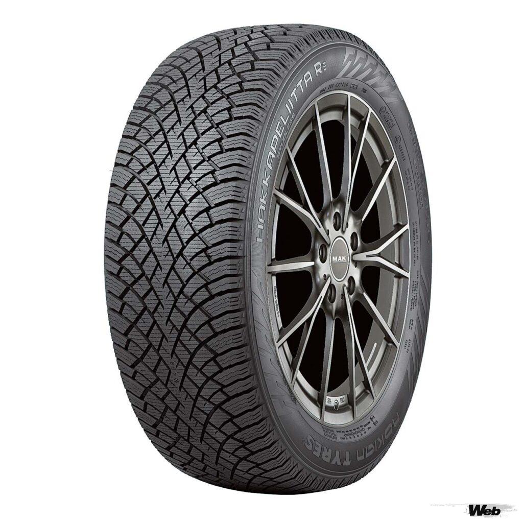 最近のスタッドレスタイヤのトレンドは非対称デザインだが、R5は回転方向指定の対称トレッドデザインを採用する。北欧の厳しい冬を乗り越えてきたタイヤメーカーが選んだ誇りに満ちたトレッドパターンである。