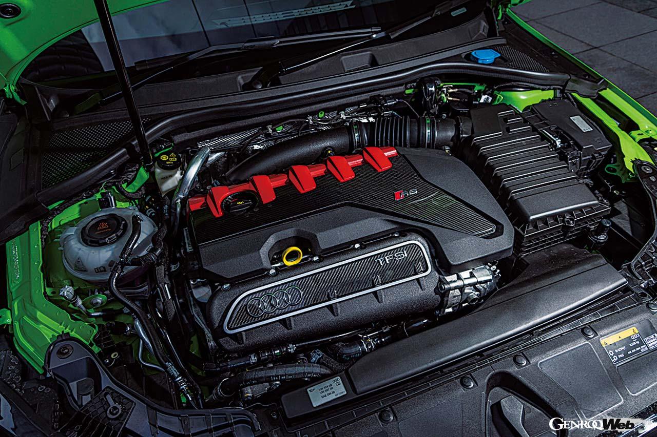 400PS／500Nmを発生する2.5リッター直5エンジンを搭載。フロント265/30R19、リヤ245/35R19の前後異幅サイズのタイヤを履きこなす。