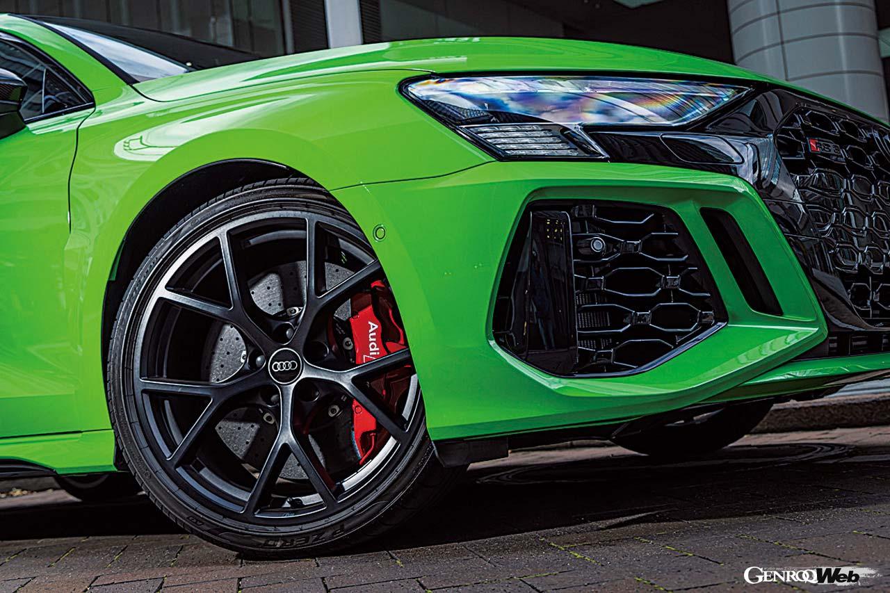 400PS／500Nmを発生する2.5リッター直5エンジンを搭載。フロント265/30R19、リヤ245/35R19の前後異幅サイズのタイヤを履きこなす。