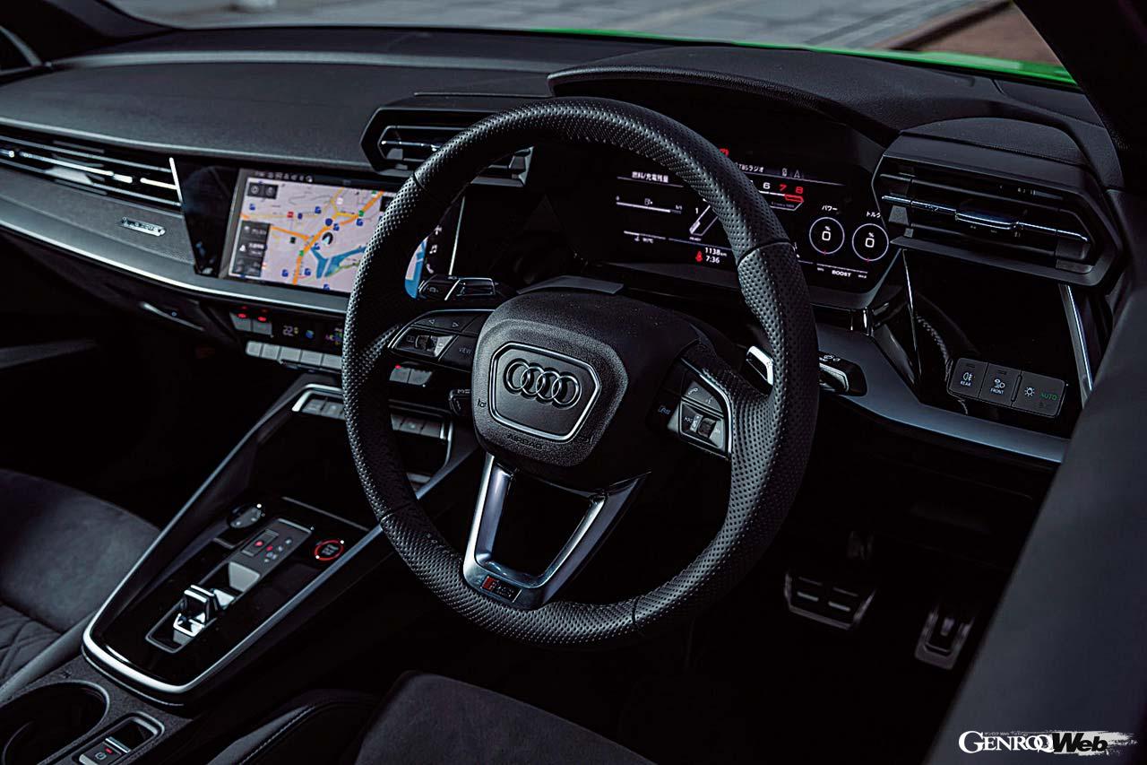 RS3セダンにはドリフトに適した「RSトルクリヤ」やサーキット走行用の「RSパフォーマンス」モードも設定される。