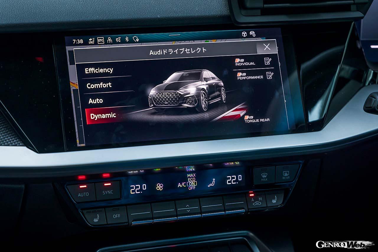 RS3セダンにはドリフトに適した「RSトルクリヤ」やサーキット走行用の「RSパフォーマンス」モードも設定される。