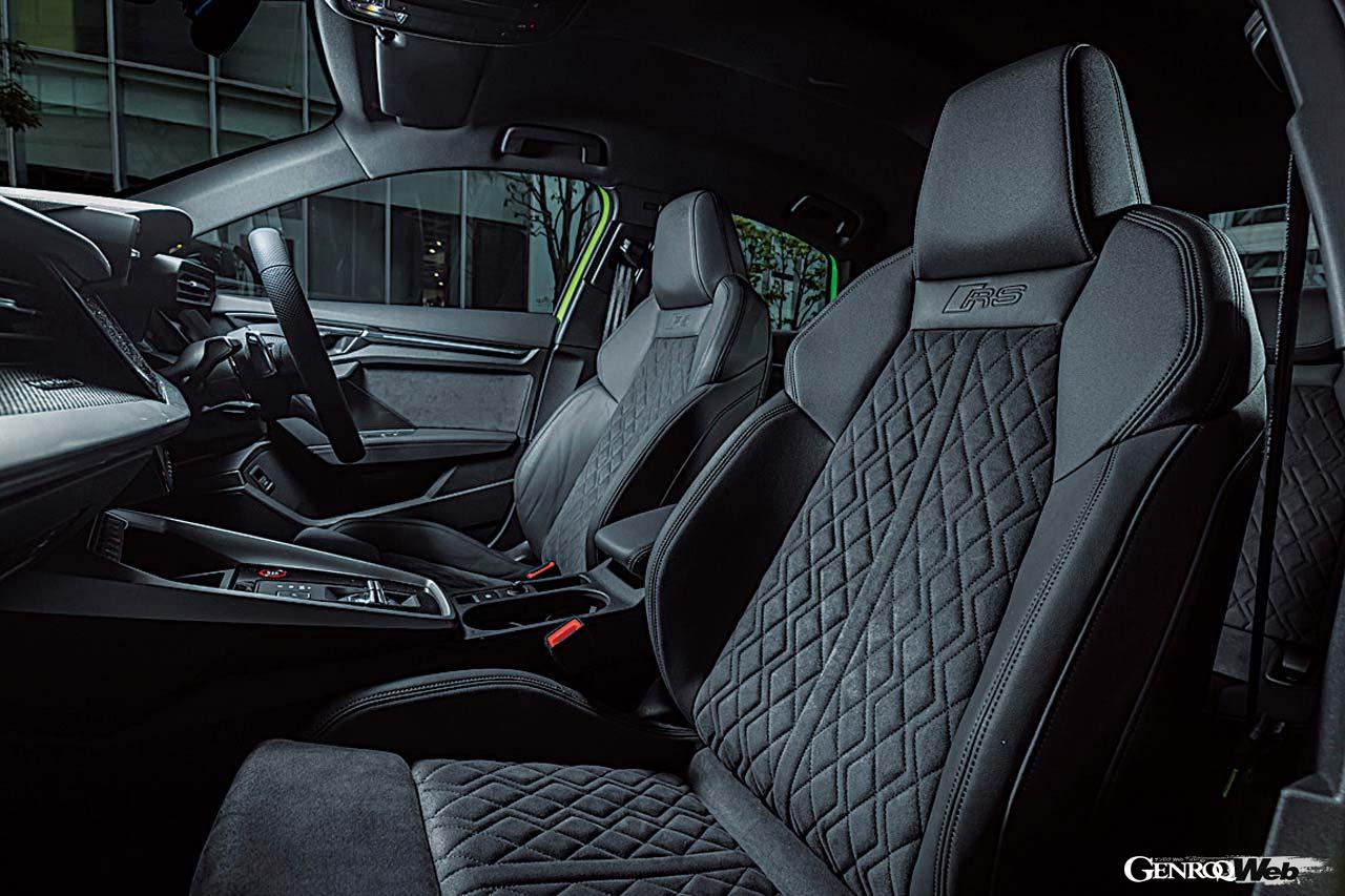 さりげなくRSロゴが刻印されたファインナッパレザーハニカムステッチングのスポーツシートは、極めてホールド性が高い。