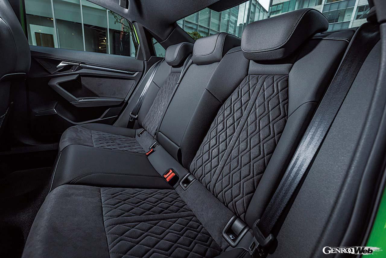 さりげなくRSロゴが刻印されたファインナッパレザーハニカムステッチングのスポーツシートは、極めてホールド性が高い。