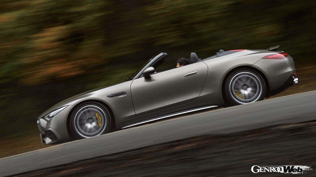 ソフトトップの開閉はメディアディスプレイから行う。指先で画面をドラッグする新鮮な操作系だ。