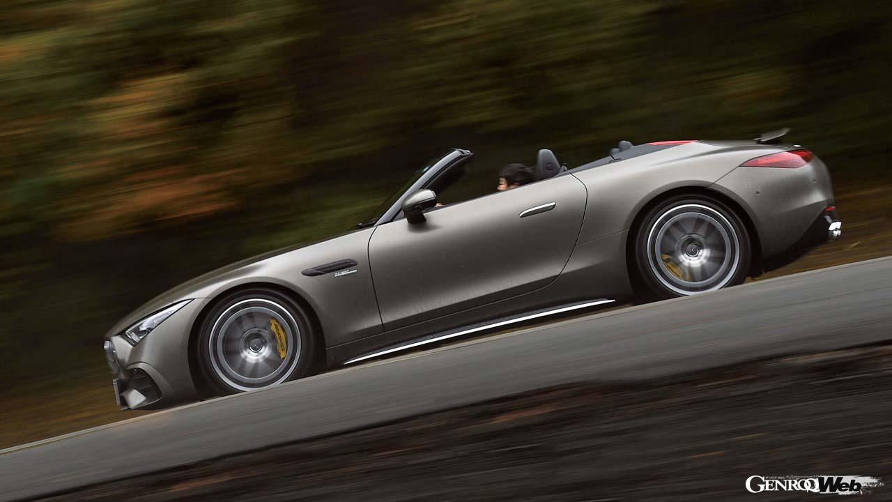 ソフトトップの開閉はメディアディスプレイから行う。指先で画面をドラッグする新鮮な操作系だ。