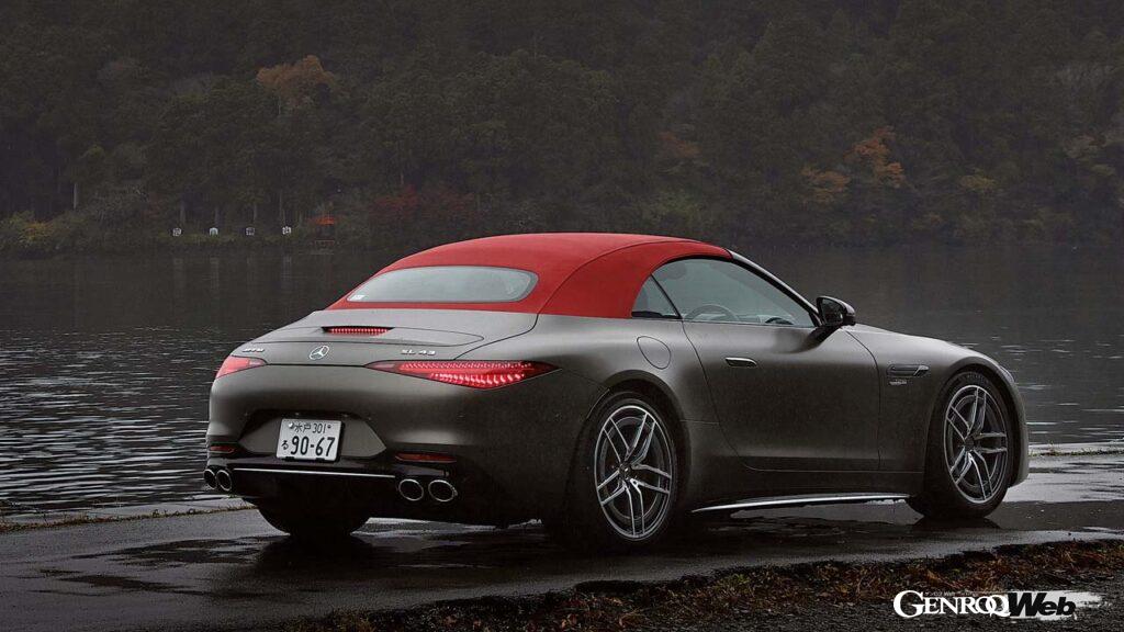 ソフトトップの開閉はメディアディスプレイから行う。指先で画面をドラッグする新鮮な操作系だ。