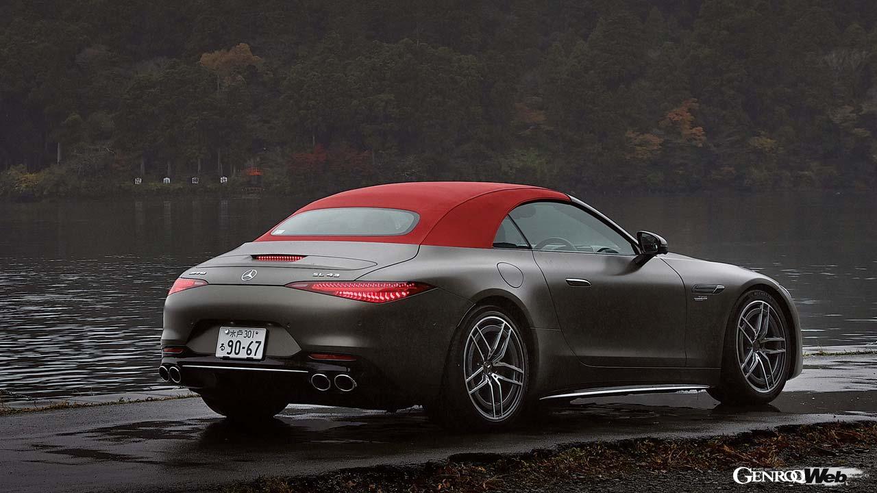 ソフトトップの開閉はメディアディスプレイから行う。指先で画面をドラッグする新鮮な操作系だ。