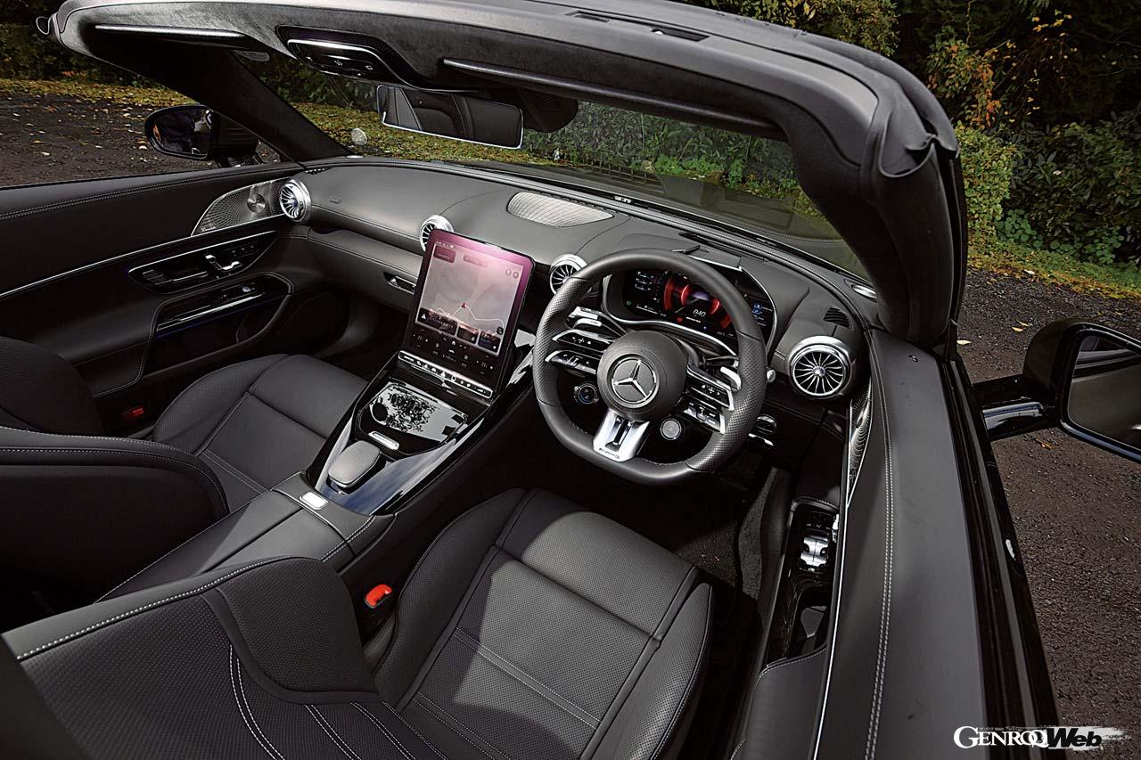 11.9インチの縦型ディスプレイは電動で傾きを調整可能(12〜32度)。これによりソフトトップ開放時に太陽光の反射を防ぎ、視認性を確保できる。ドライブモードはステアリング下部のダイヤルから変更できる。シートは2+2レイアウトとなる。