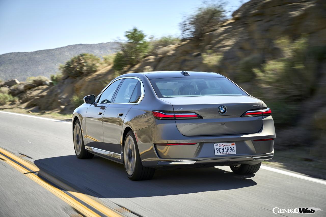 BMW i7の走行シーン