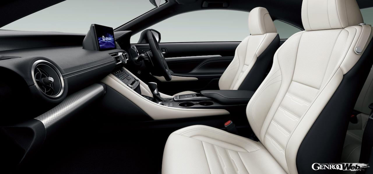 走りを徹底的に鍛え直し、改良新型へと進化した「レクサス RC」のインテリア。