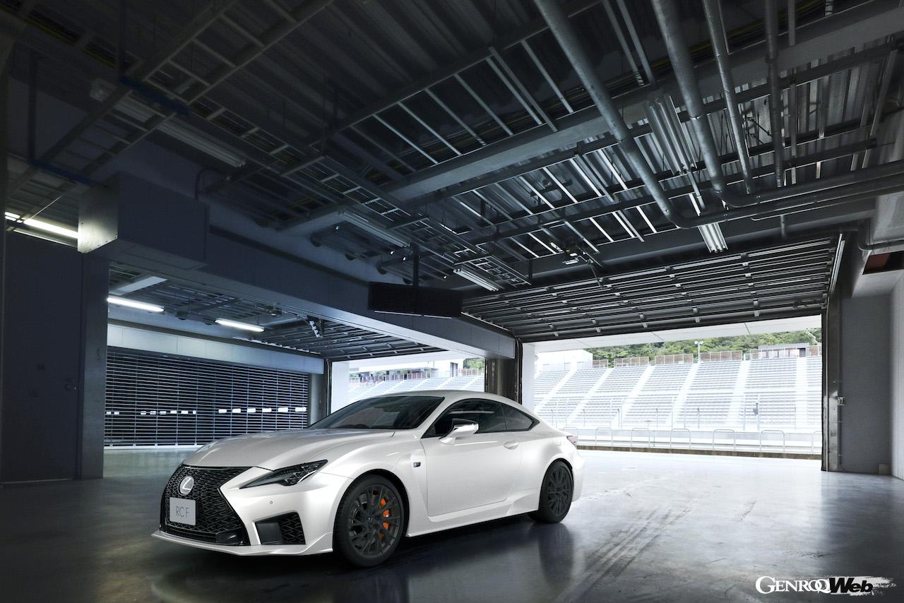 走りを徹底的に鍛え直し、改良新型へと進化した「レクサス RC F」のエクステリア。