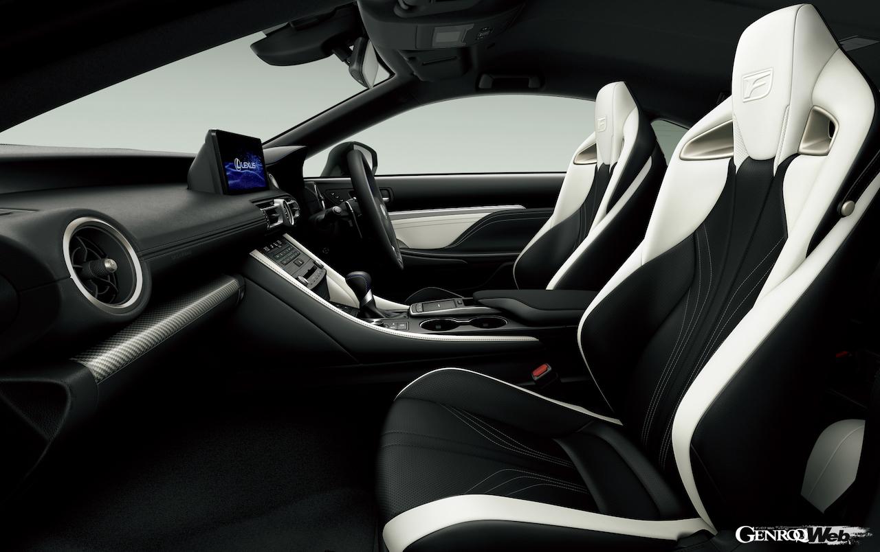 走りを徹底的に鍛え直し、改良新型へと進化した「レクサス RC F」のコクピット。