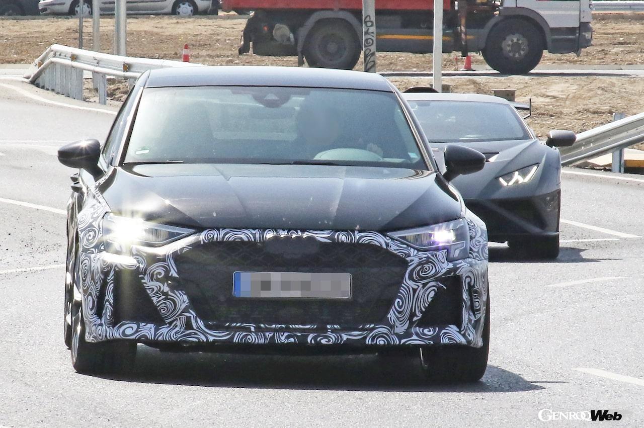 厳重なカモフラージュが施された状態で、公道テストを行うアウディ RS 3 セダンのフィエスリフト仕様。