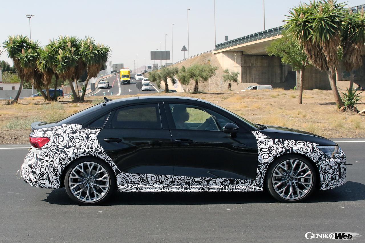 厳重なカモフラージュが施された状態で、公道テストを行うアウディ RS 3 セダンのフィエスリフト仕様。