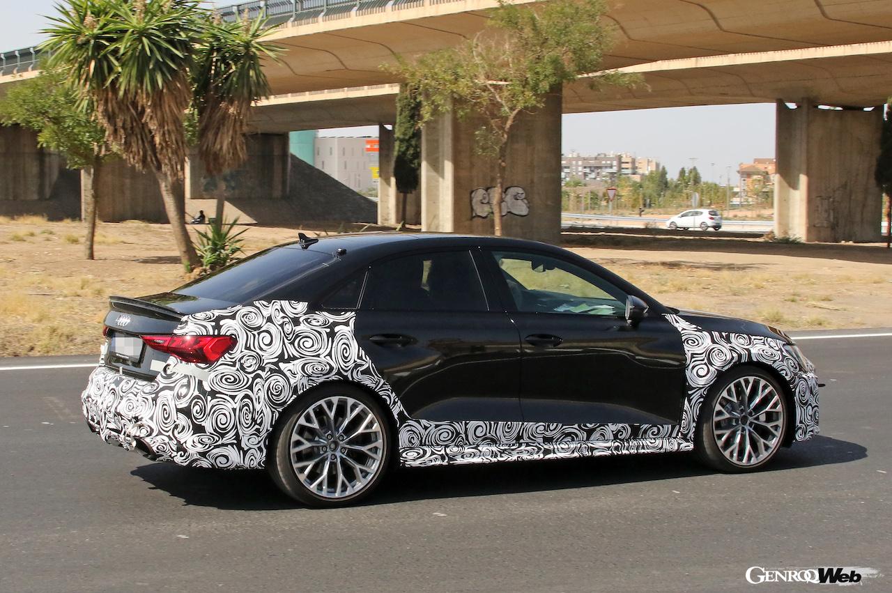 厳重なカモフラージュが施された状態で、公道テストを行うアウディ RS 3 セダンのフィエスリフト仕様。