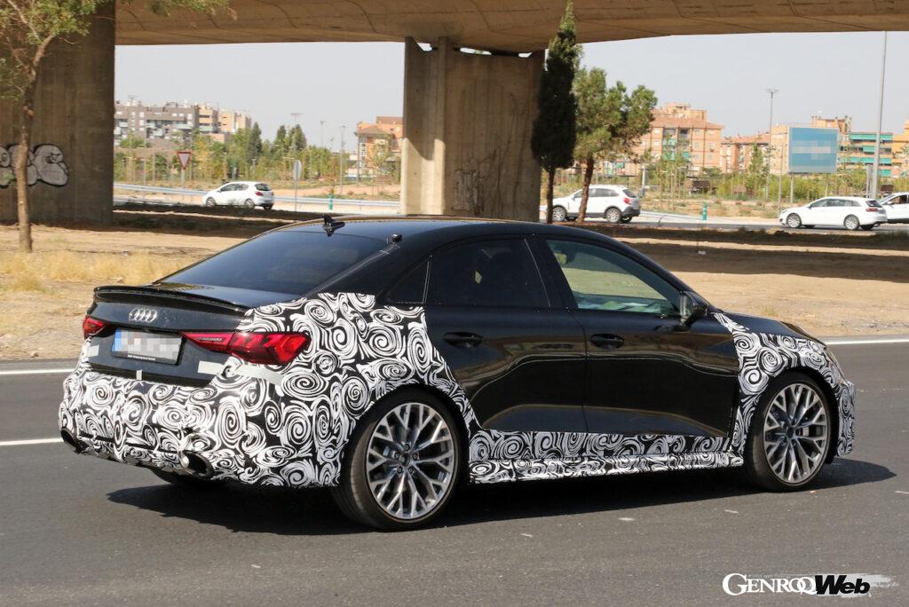 厳重なカモフラージュが施された状態で、公道テストを行うアウディ RS 3 セダンのフィエスリフト仕様。