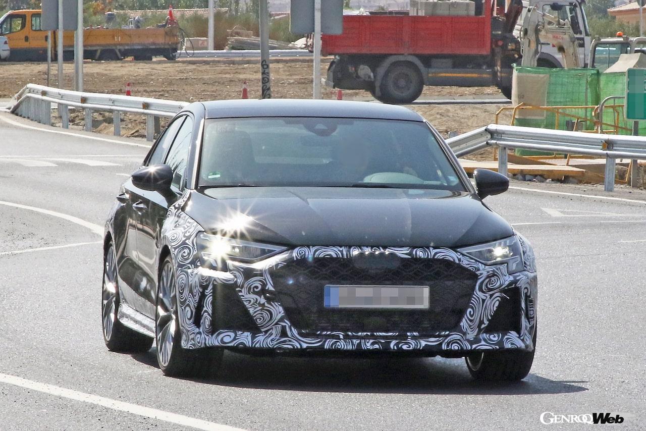 厳重なカモフラージュが施された状態で、公道テストを行うアウディ RS 3 セダンのフィエスリフト仕様。