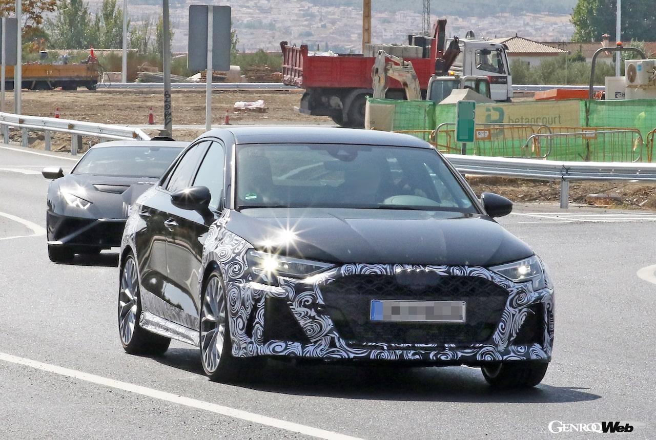 厳重なカモフラージュが施された状態で、公道テストを行うアウディ RS 3 セダンのフィエスリフト仕様。