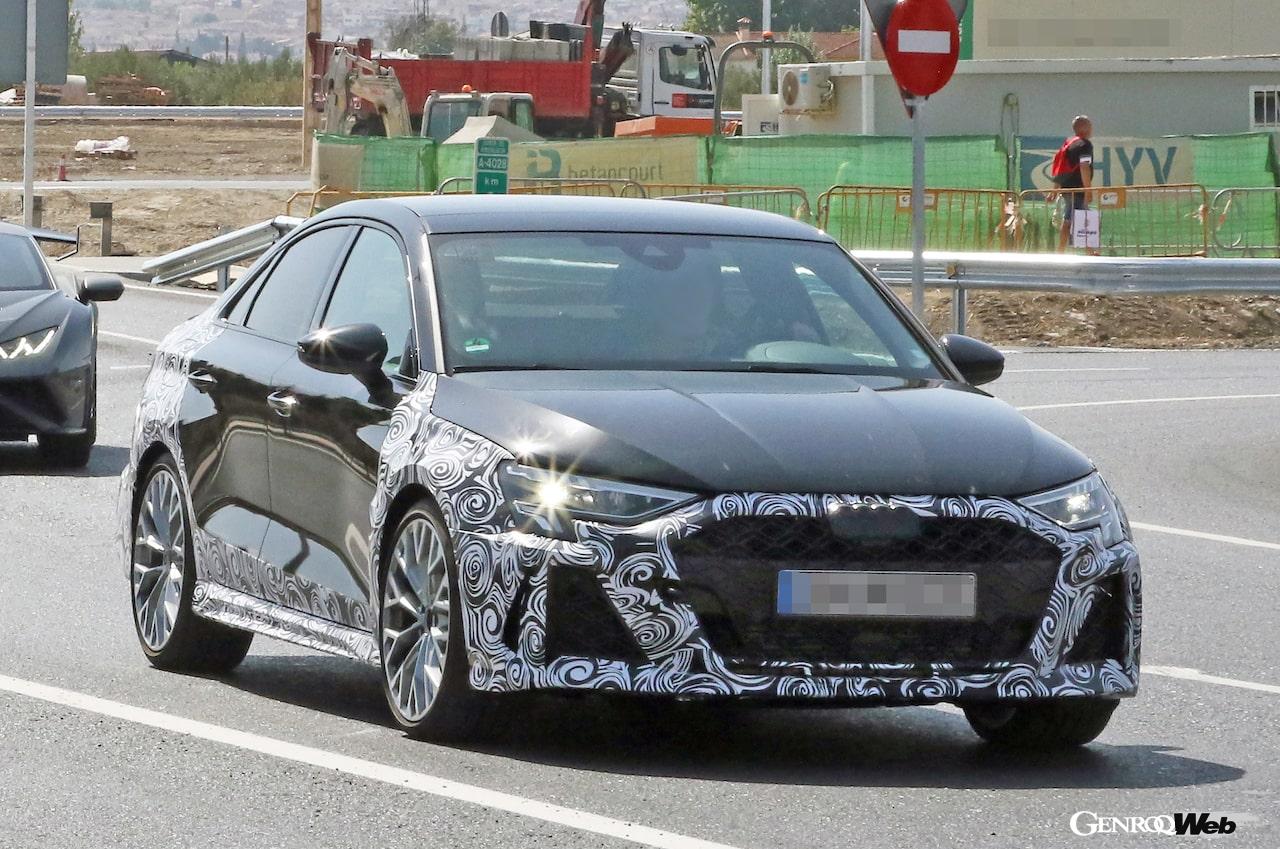 厳重なカモフラージュが施された状態で、公道テストを行うアウディ RS 3 セダンのフィエスリフト仕様。