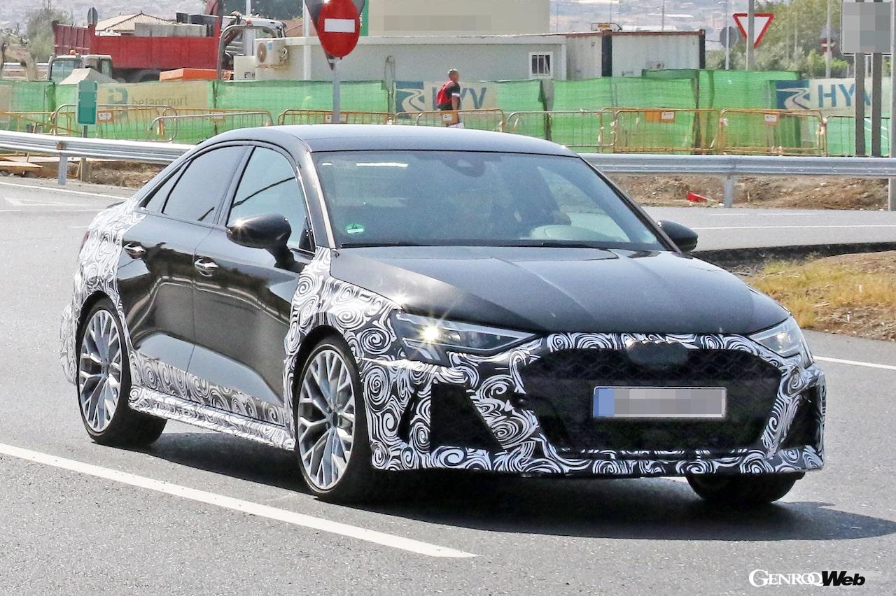 厳重なカモフラージュが施された状態で、公道テストを行うアウディ RS 3 セダンのフィエスリフト仕様。