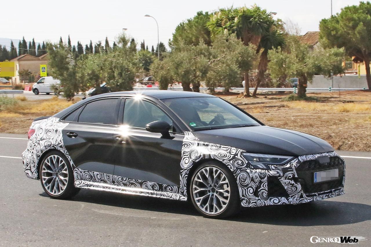 厳重なカモフラージュが施された状態で、公道テストを行うアウディ RS 3 セダンのフィエスリフト仕様。