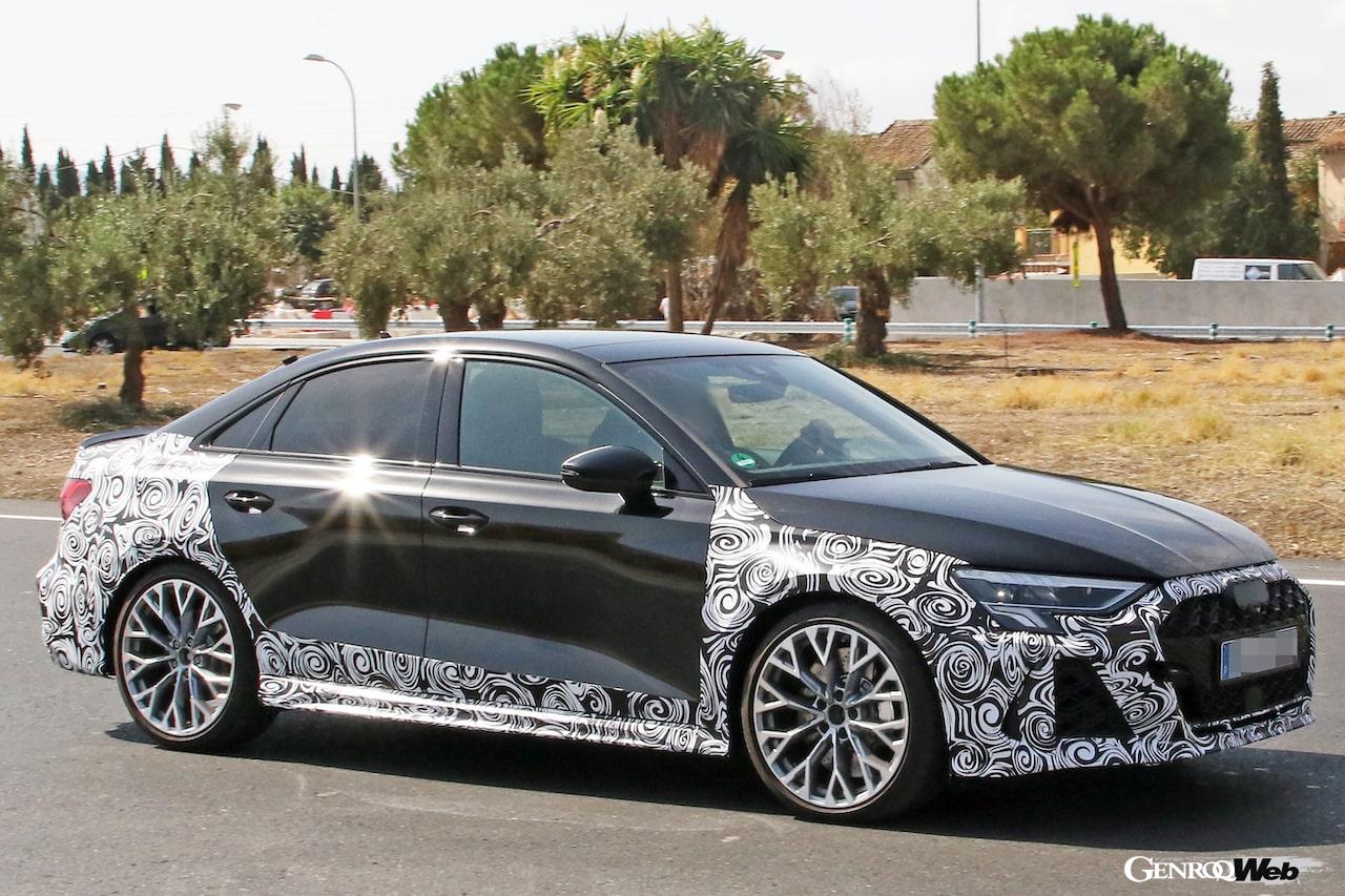 厳重なカモフラージュが施された状態で、公道テストを行うアウディ RS 3 セダンのフィエスリフト仕様。