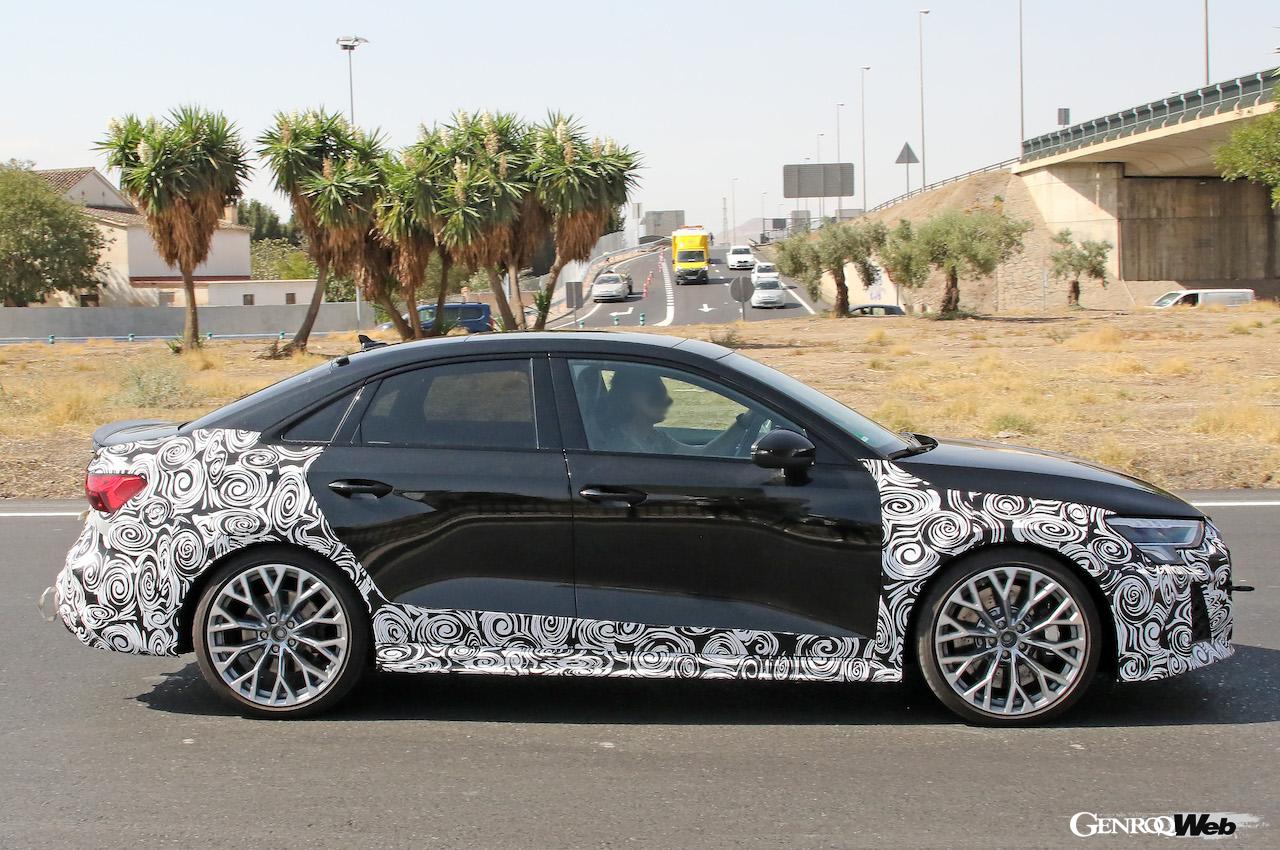 厳重なカモフラージュが施された状態で、公道テストを行うアウディ RS 3 セダンのフィエスリフト仕様。