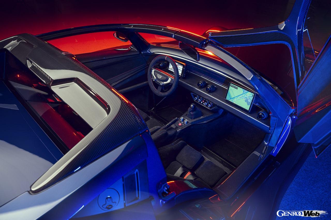 750kgの車重に506PSの最高出力を搭載する、ドンカーブート F22のインテリア。