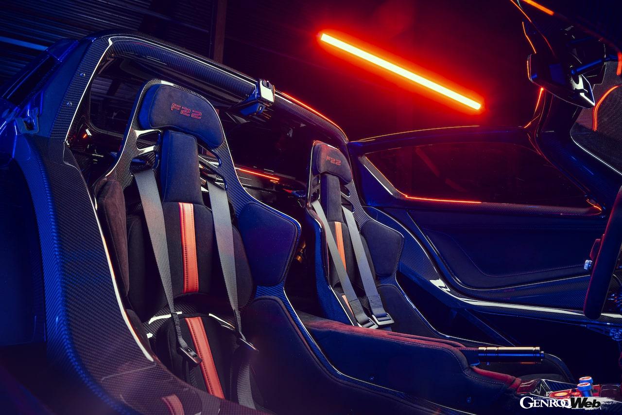 750kgの車重に506PSの最高出力を搭載する、ドンカーブート F22のインテリア。