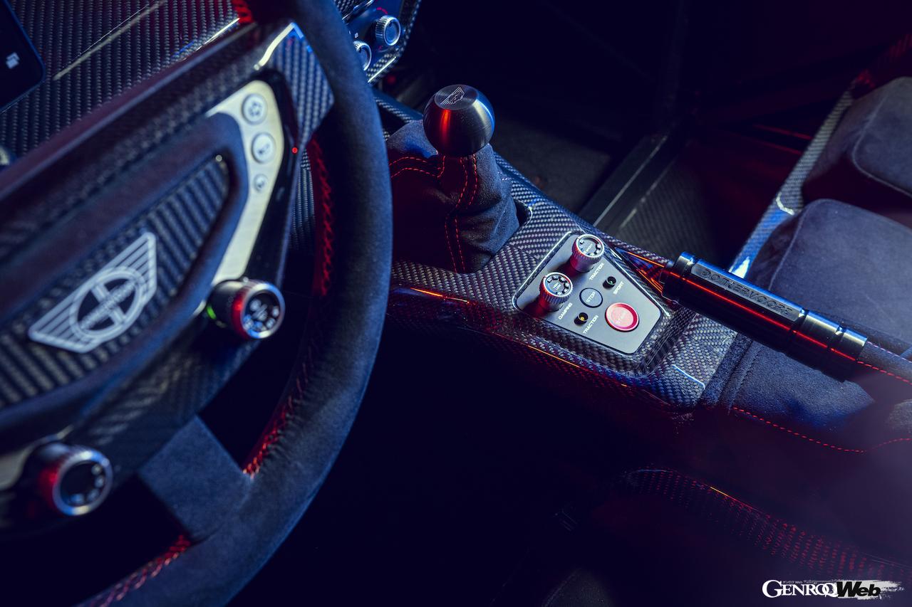 750kgの車重に506PSの最高出力を搭載する、ドンカーブート F22のインテリア。