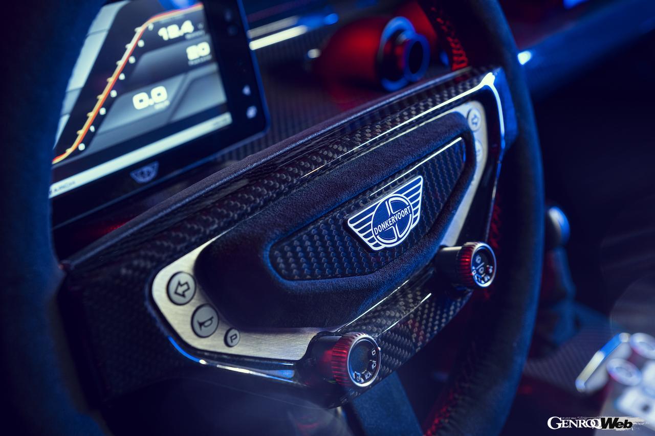 750kgの車重に506PSの最高出力を搭載する、ドンカーブート F22のインテリア。