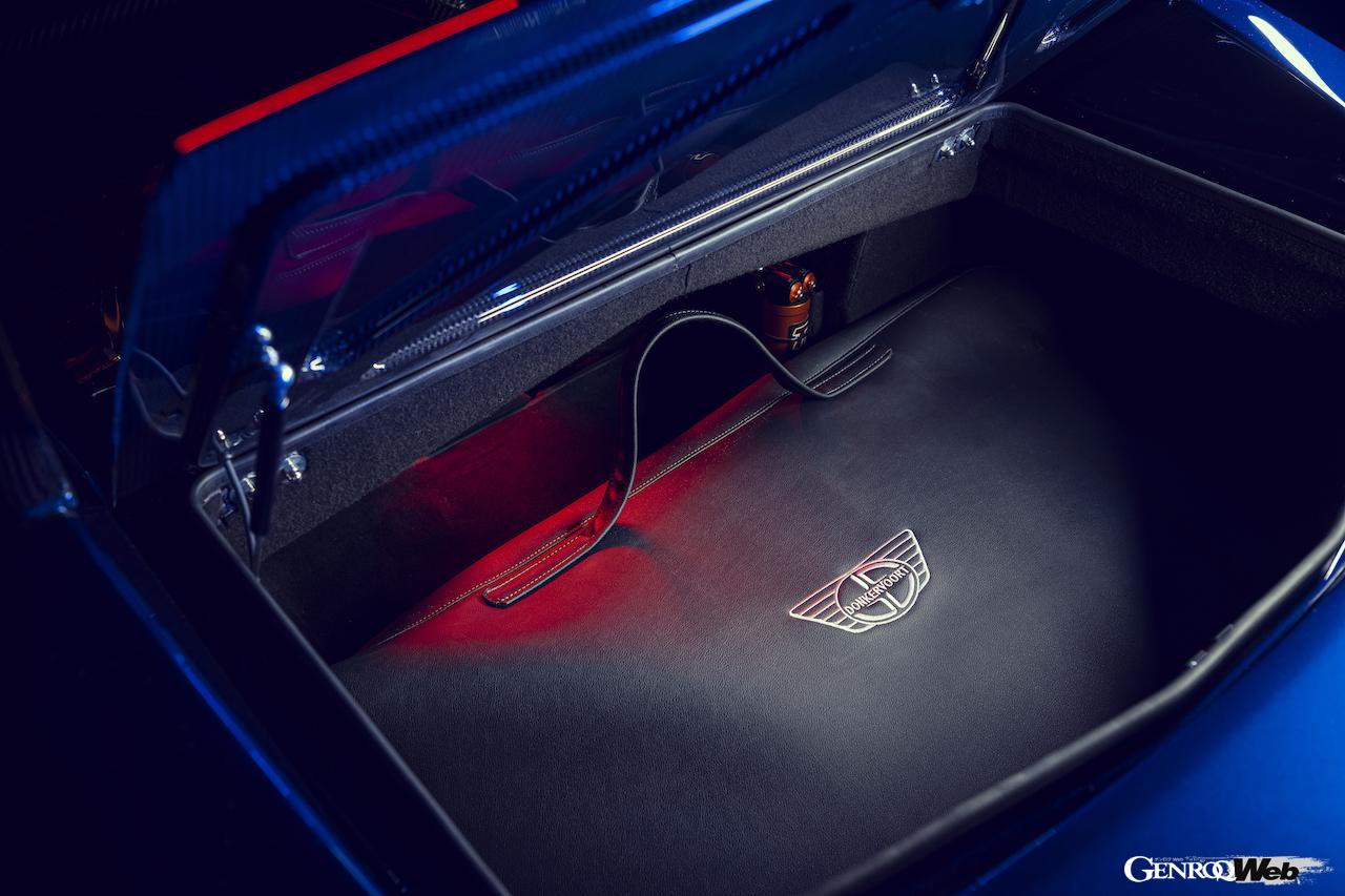 750kgの車重に506PSの最高出力を搭載する、ドンカーブート F22のラゲッジルーム。