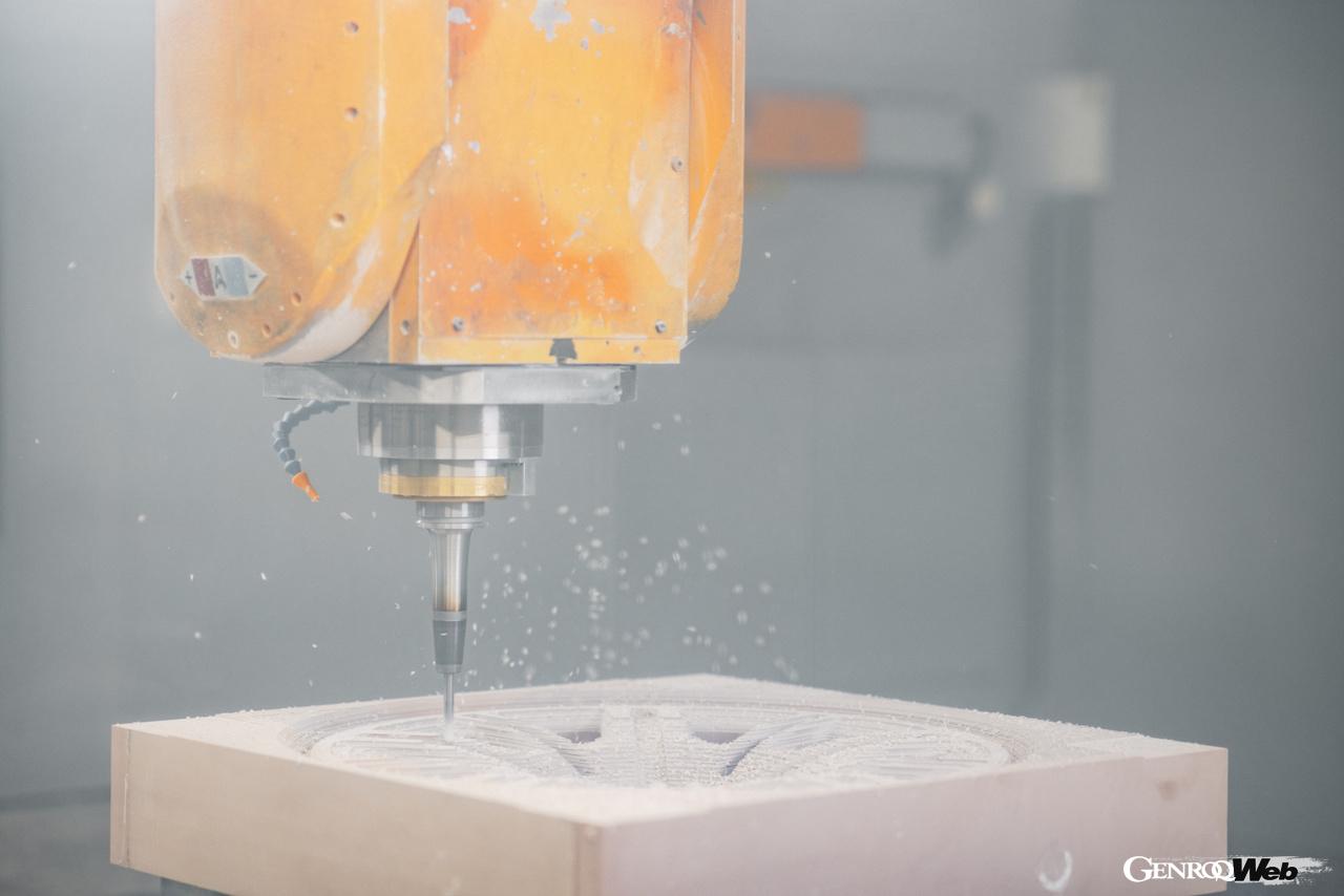 「FelGAN」から生成されたデザインをベースに、アウディのデザイナーによる知識や経験を加え、新たなホイール案が完成する。