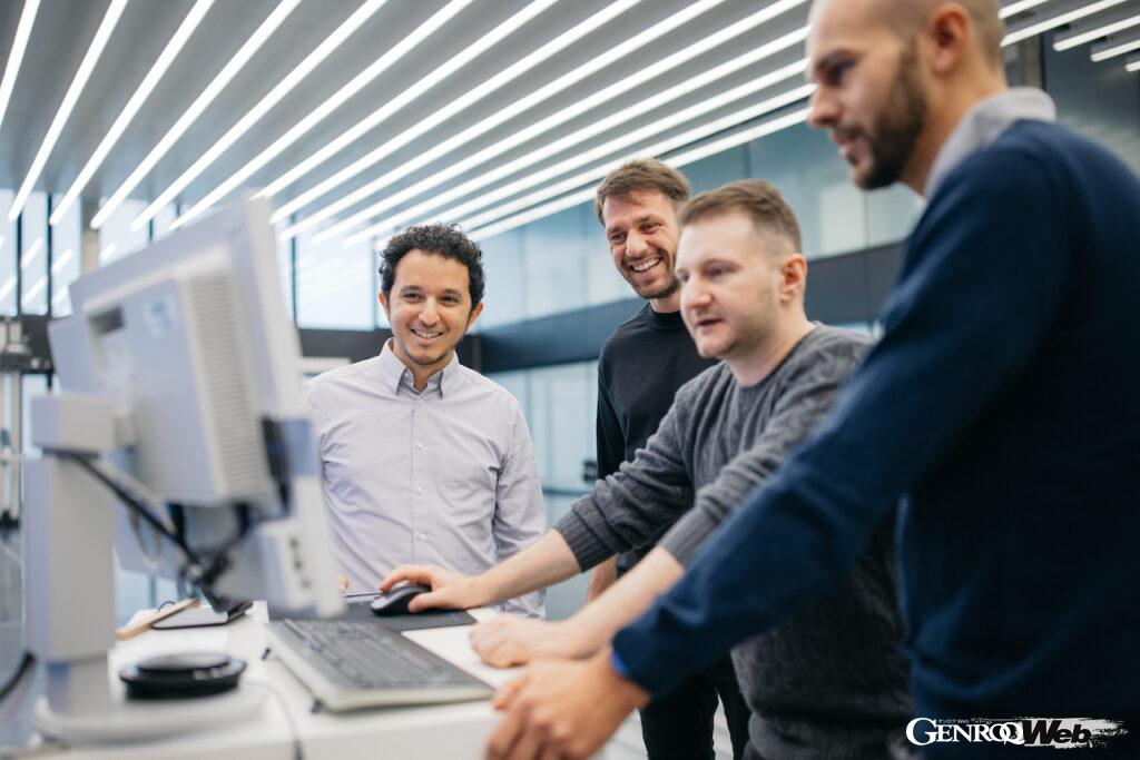 「FelGAN」を活用してホイールのデザインを行うアウディのデザイナーたち。