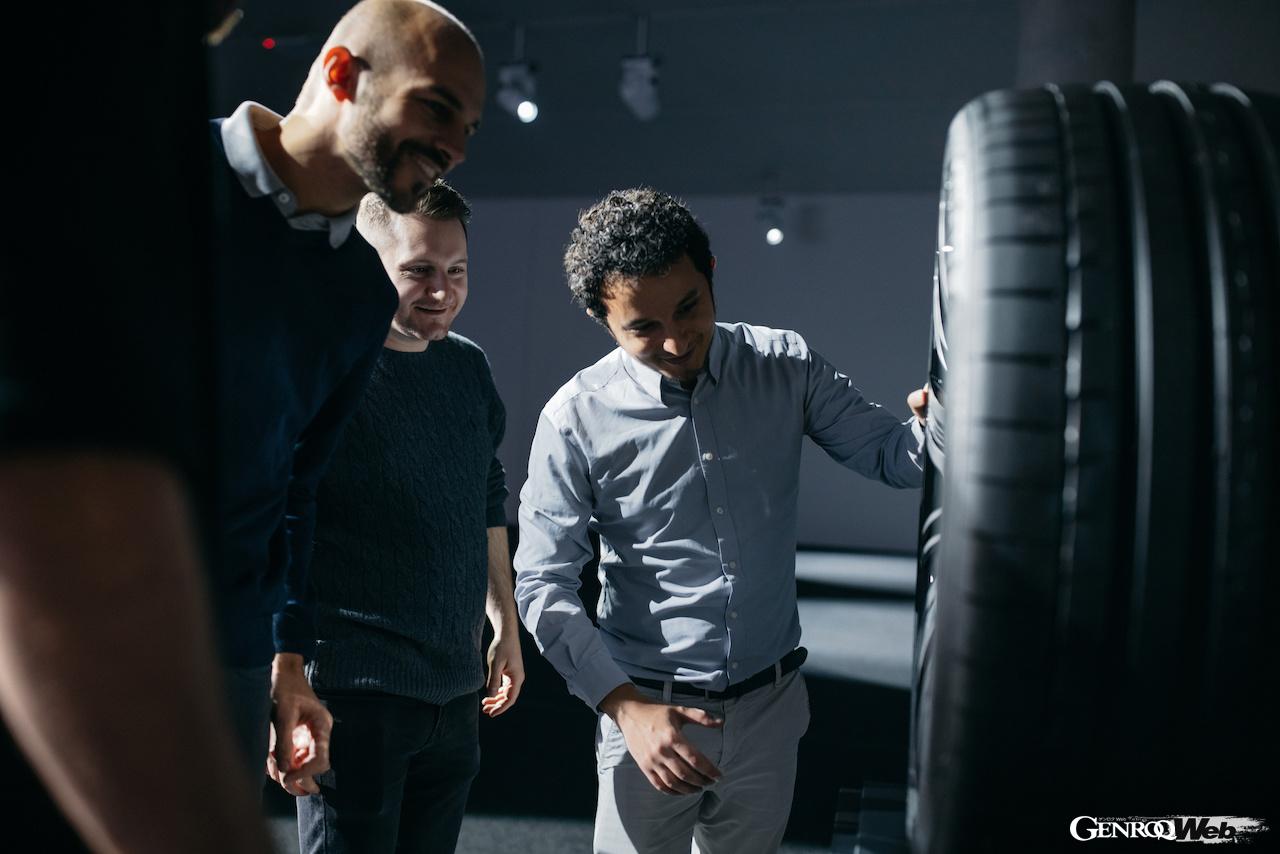 「FelGAN」を活用してホイールのデザインを行うアウディのデザイナーたち。