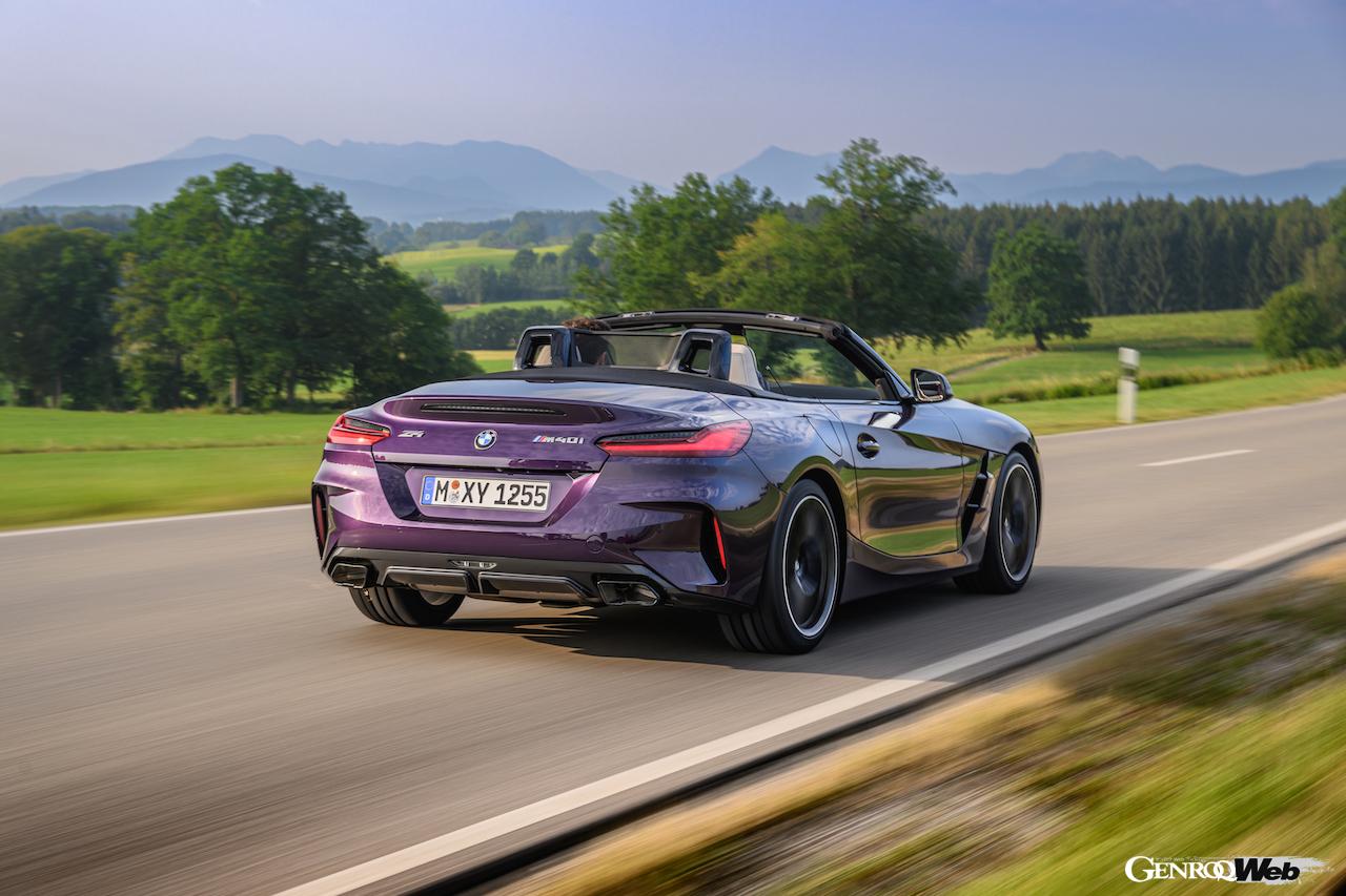 フロントセクションを中心にデザインがアップデートされた、新型「BMW Z4」の走行シーン。