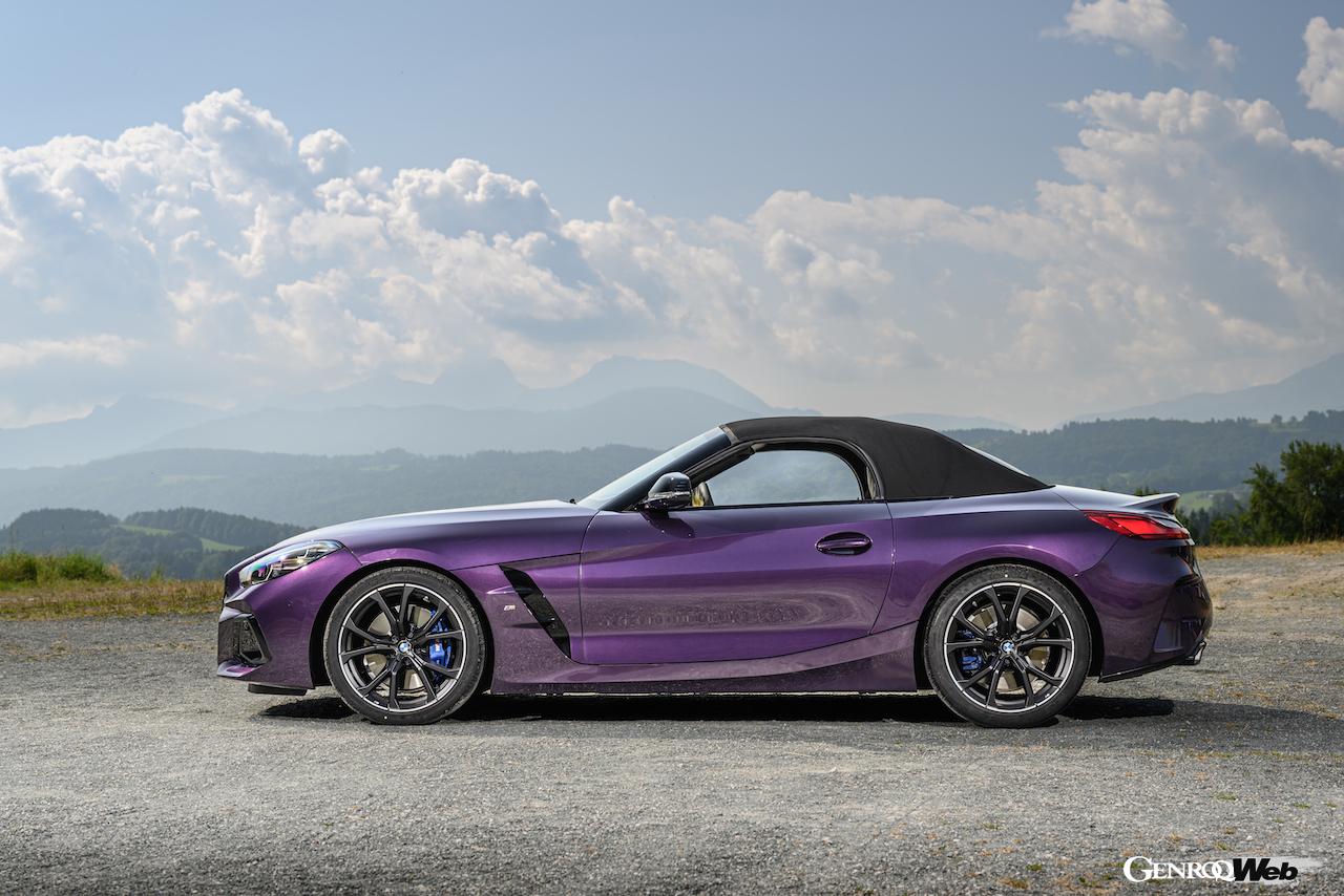 フロントセクションを中心にデザインがアップデートされた、新型「BMW Z4」の走行シーン。