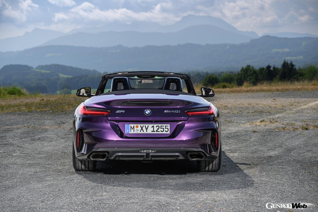 フロントセクションを中心にデザインがアップデートされた、新型「BMW Z4」の走行シーン。