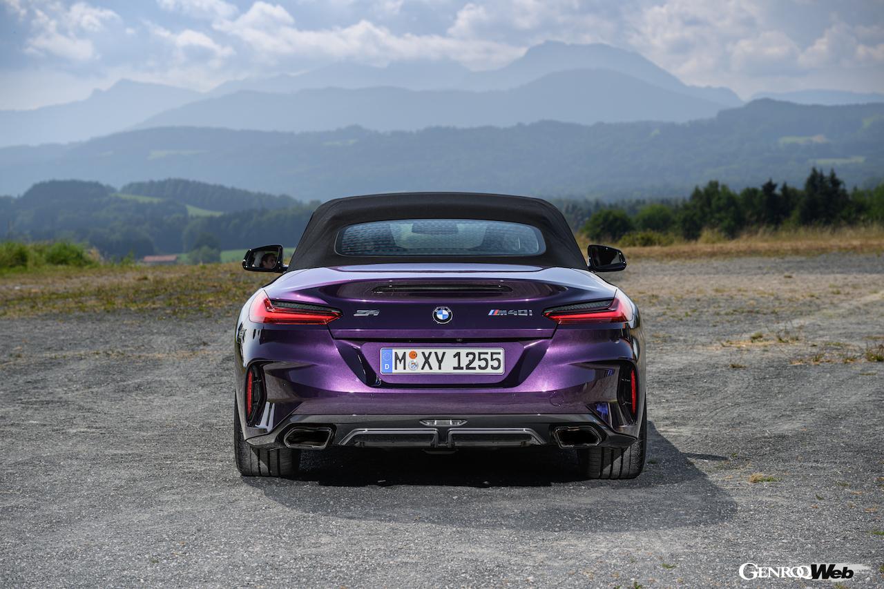フロントセクションを中心にデザインがアップデートされた、新型「BMW Z4」の走行シーン。