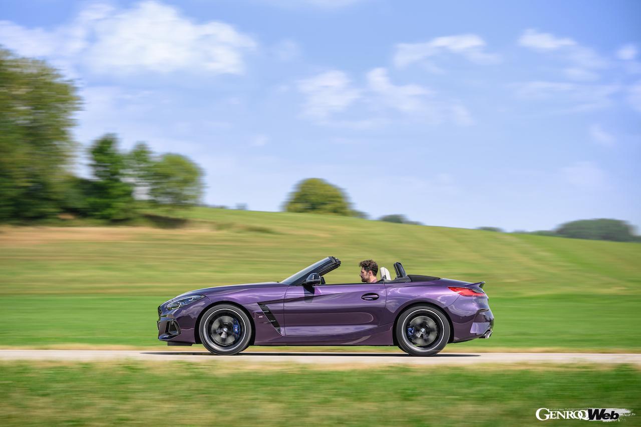 フロントセクションを中心にデザインがアップデートされた、新型「BMW Z4」の走行シーン。