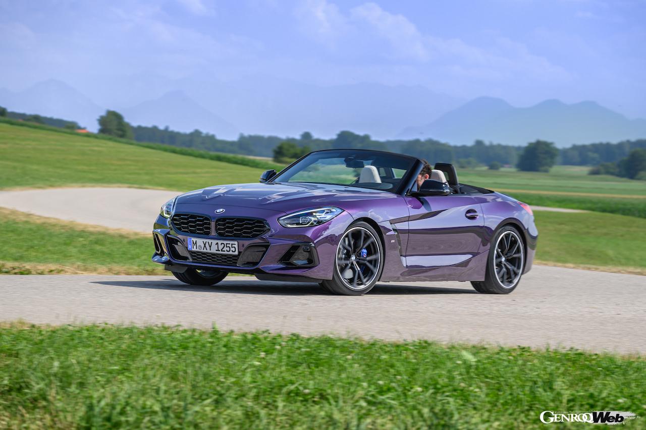 フロントセクションを中心にデザインがアップデートされた、新型「BMW Z4」の走行シーン。