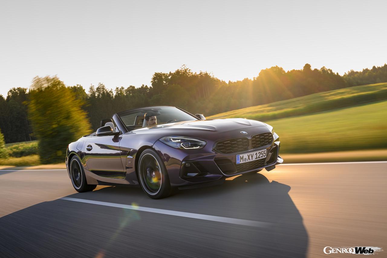 フロントセクションを中心にデザインがアップデートされた、新型「BMW Z4」の走行シーン。