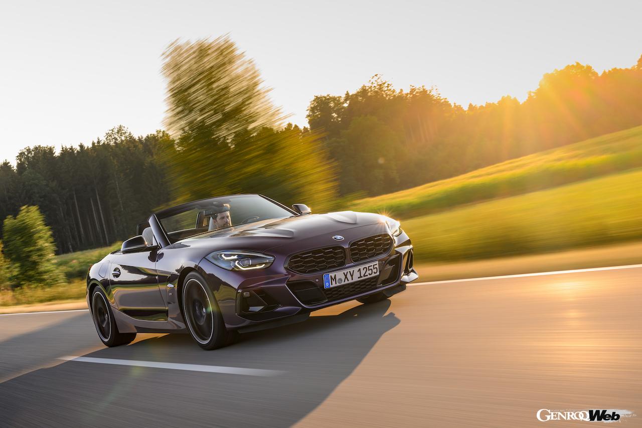 フロントセクションを中心にデザインがアップデートされた、新型「BMW Z4」の走行シーン。