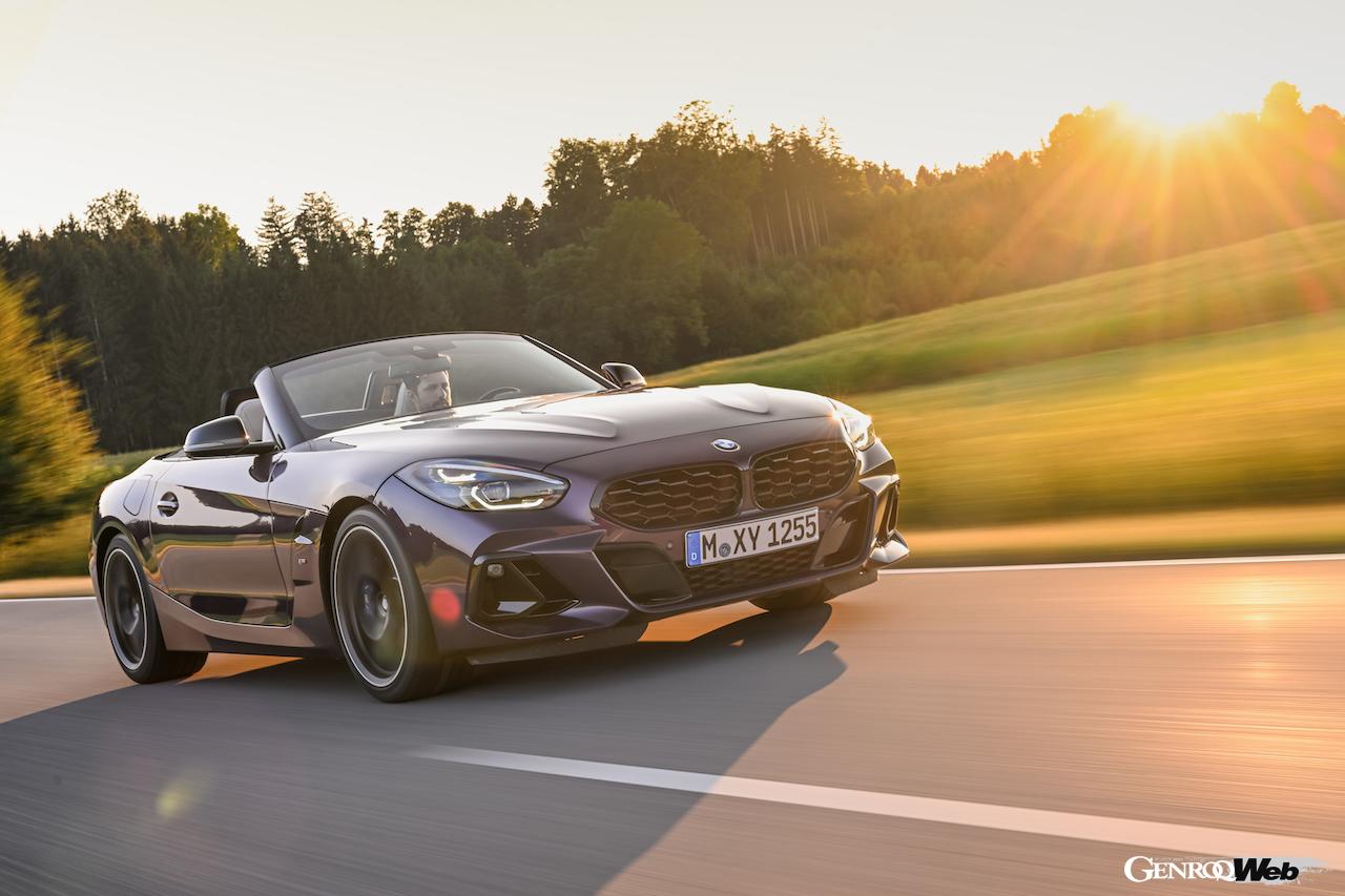 フロントセクションを中心にデザインがアップデートされた、新型「BMW Z4」の走行シーン。