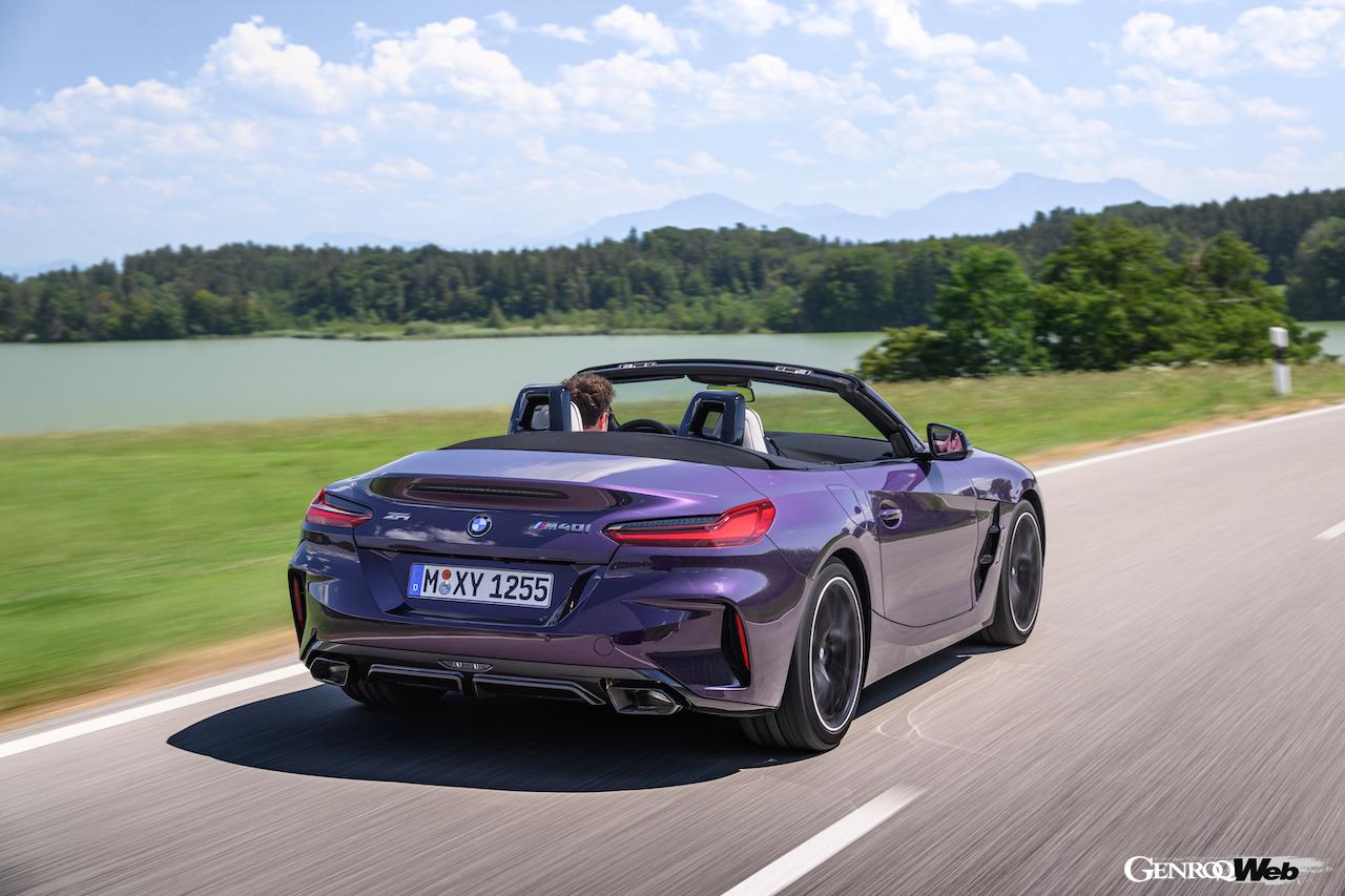 フロントセクションを中心にデザインがアップデートされた、新型「BMW Z4」の走行シーン。