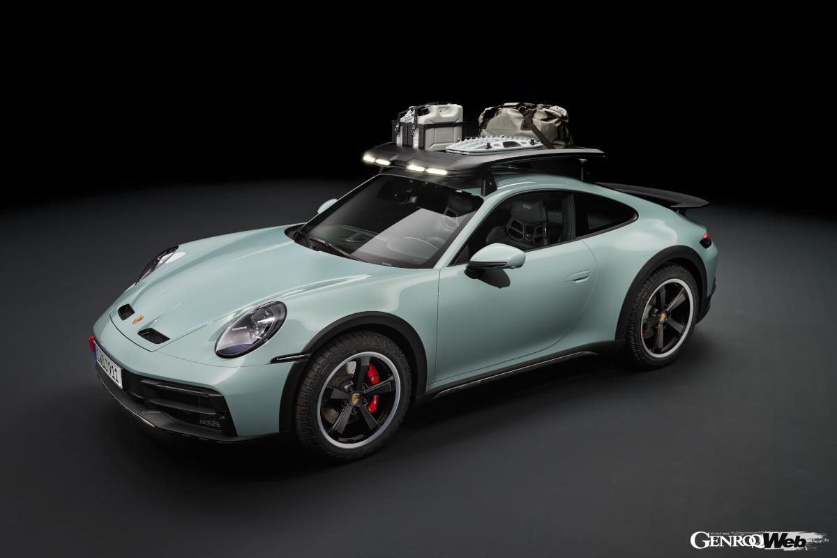 エアアウトレットを備えるボンネットはカーボン製。ルーフバスケットはオプションだ。