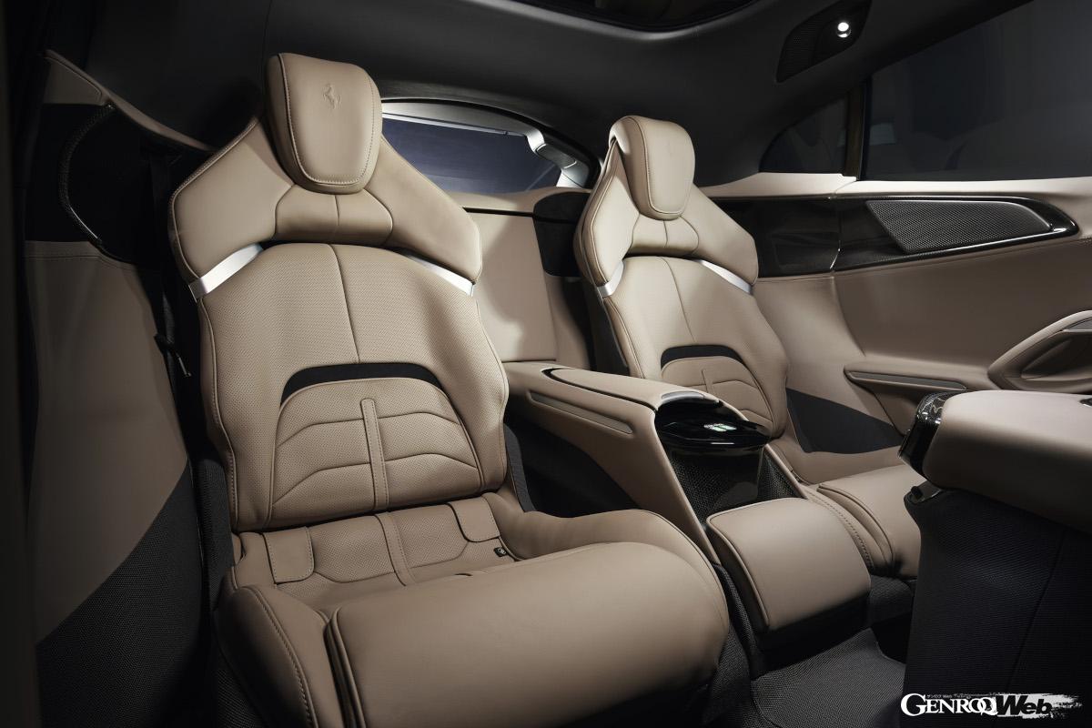 後席は独立したシートで定員は4名。トランクスルーも可能だ。