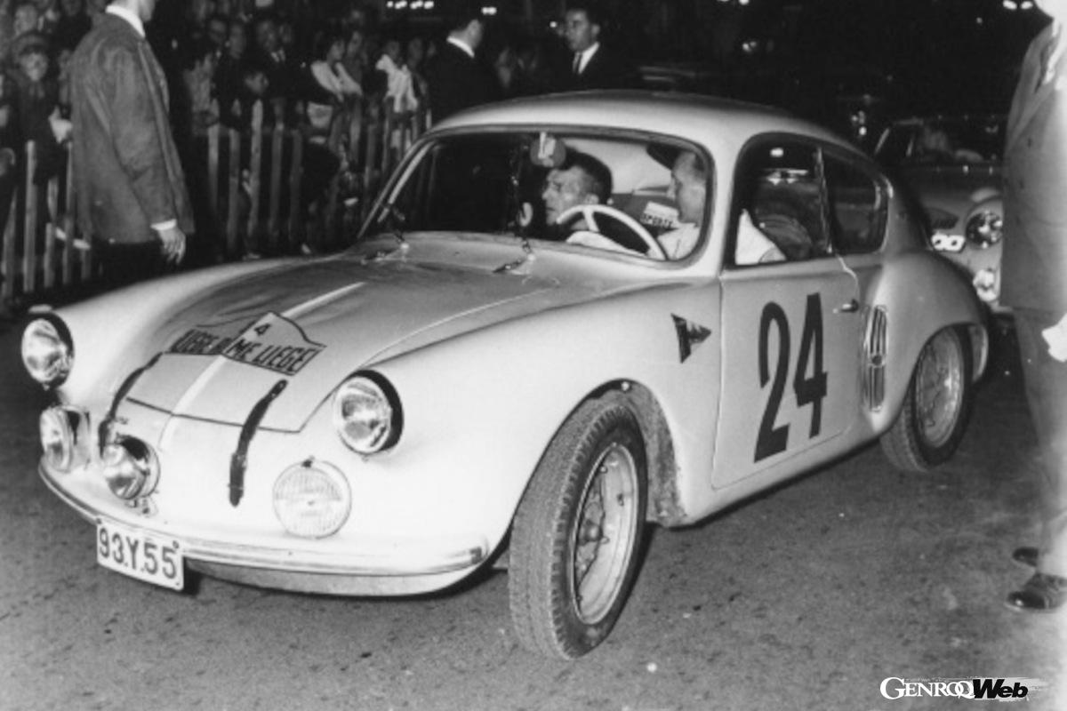 1955年に登場したアルピーヌ最初のモデル「A106」。ラリーイベントに参加した際の写真。