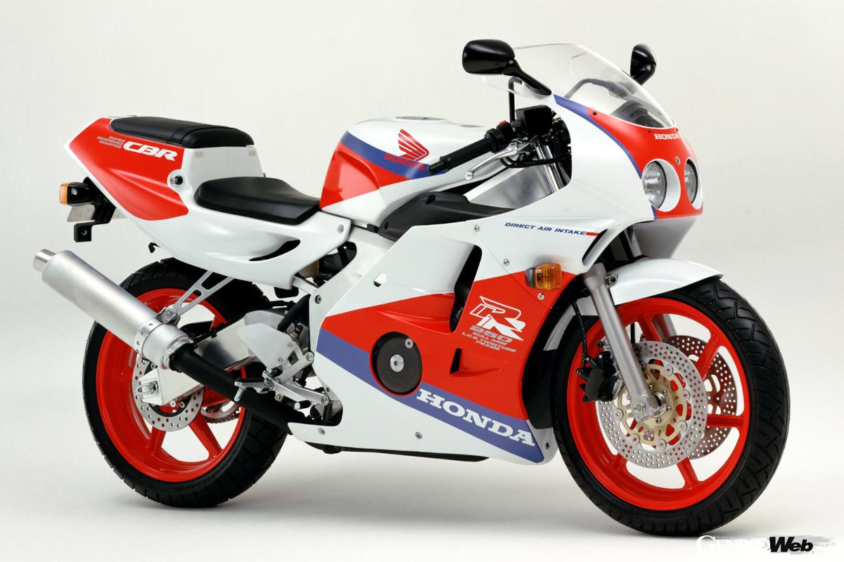 1990年に発売されたホンダCBR250RR（MC22型）。KEIHIN製VP20の4連キャブレターが装着されたカムギアトレーンの水冷DOHC4バルブ並列4気筒エンジンは1万9000回転からレッドゾーン、1万9500回転でレブリミッターが作動するという超高回転型ユニットだった。