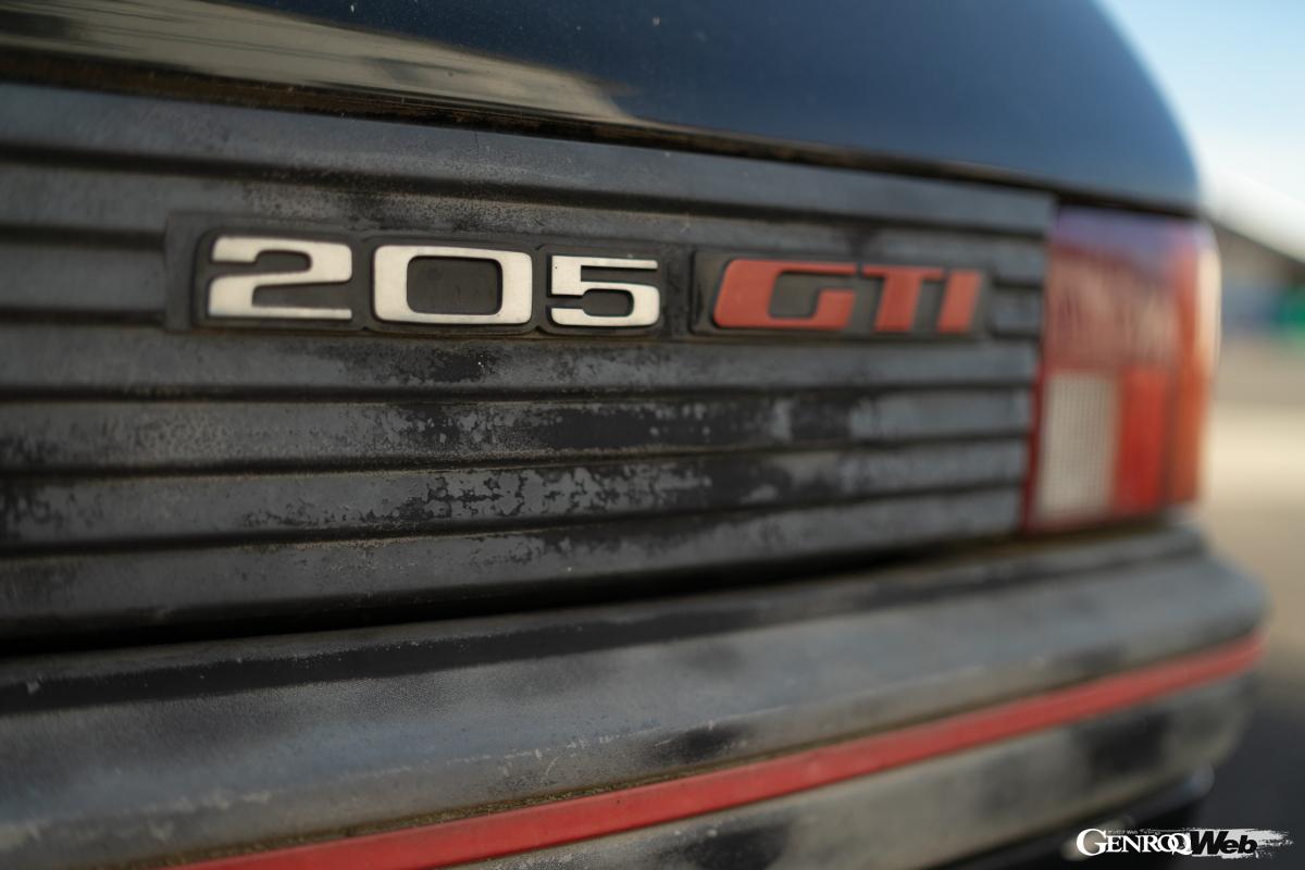 日本におけるプジョーのイメージを確立した205GTi。グループBの205ターボ16のエクステリアのベースとなった。